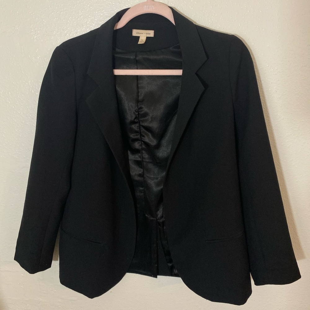 Essential black blazer